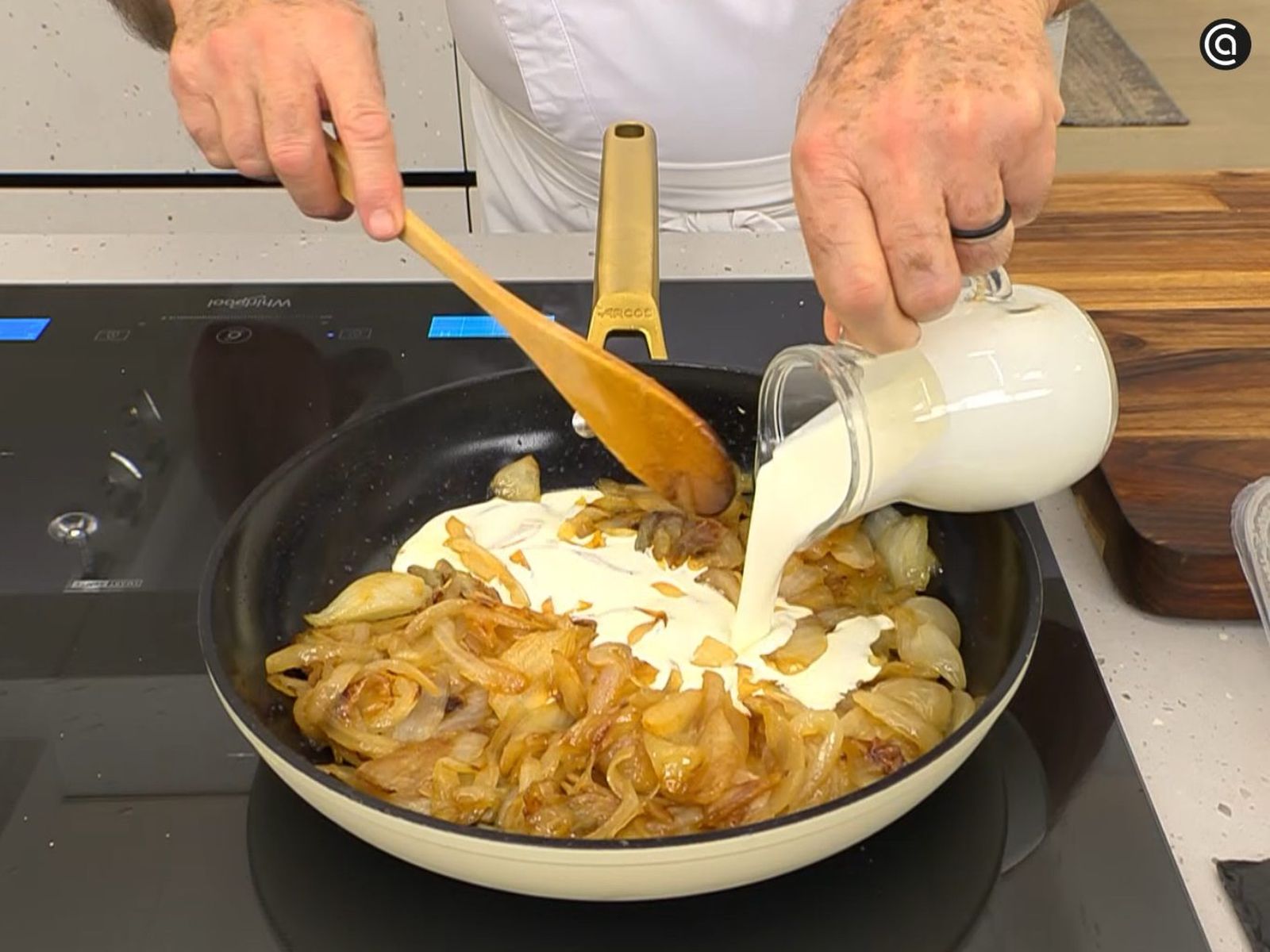 Pica la cebolla y rehógala unos minutos antes de añadir la nata