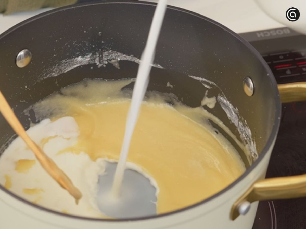 Fundimos la mantequilla y mezclamos la harina antes de añadir la leche poco a poco para formar la bechamel.