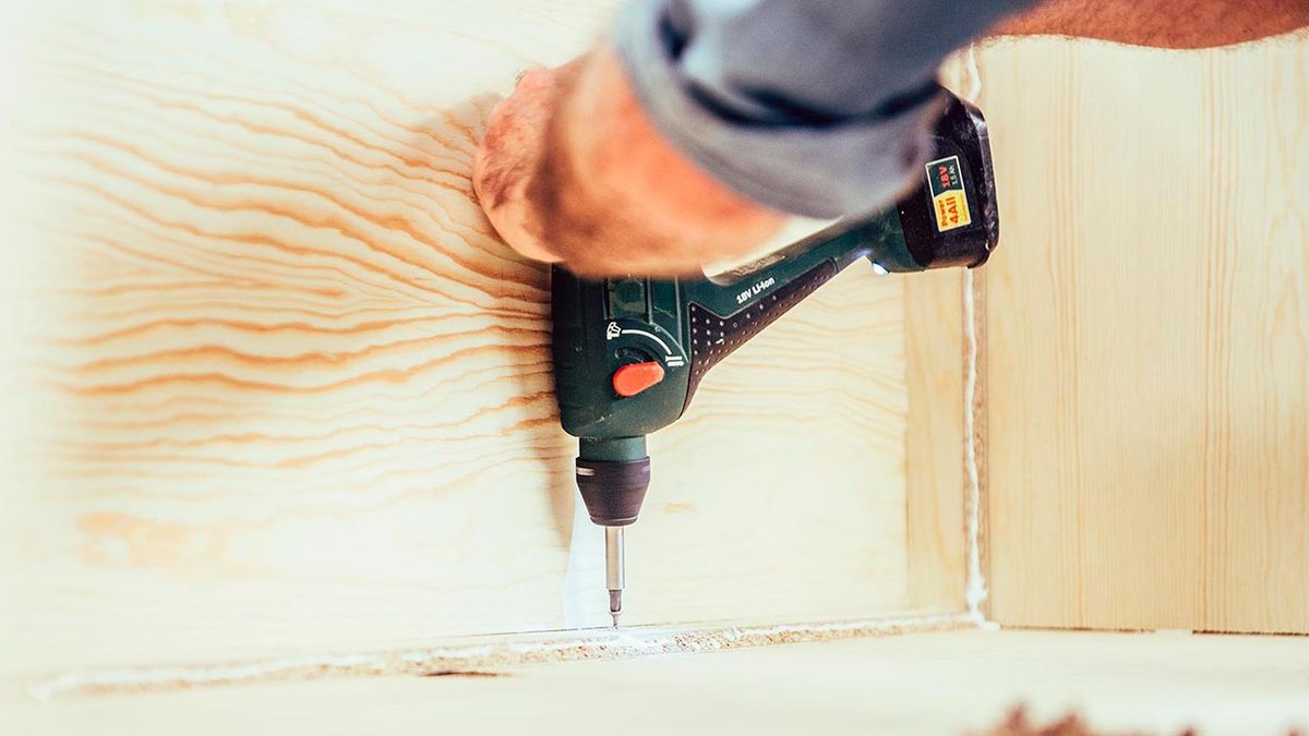 Cómo hacer una mesa escritorio de madera paso 6