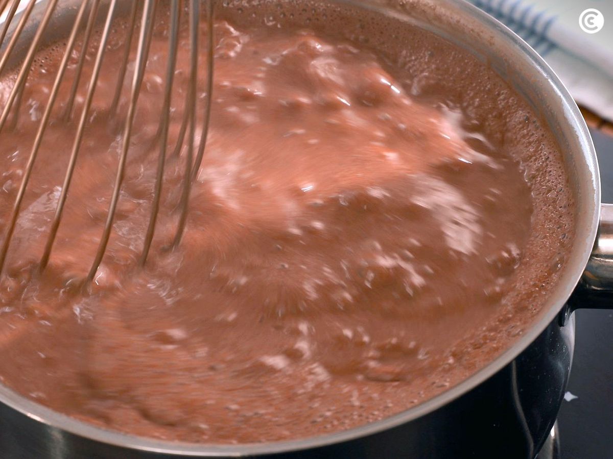 Remueve el chocolate con unas varillas para hacerlo a la taza