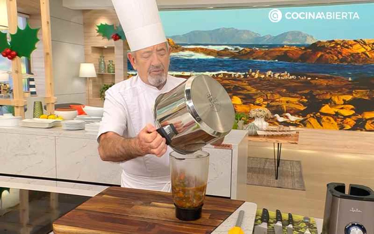 Karlos Arguiñano pasa los ingredientes  al vaso americano