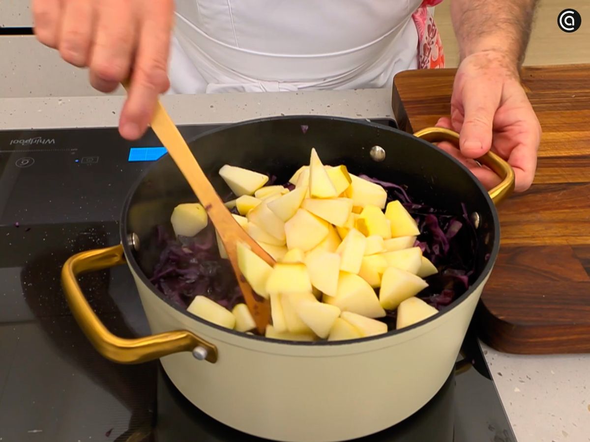 Lava, corta las manzanas y mézclalas con el resto de ingredientes en la cazuela