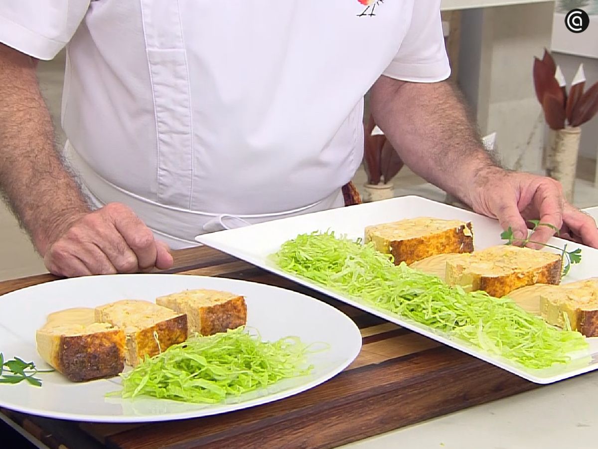 Sirve y decora el pastel de cabracho con la salsa rosa y un poco de lechuga