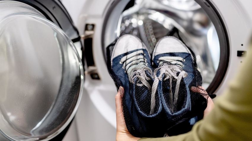 Lavar los zapatos en la lavadora es una forma práctica de mantenerlos limpios.