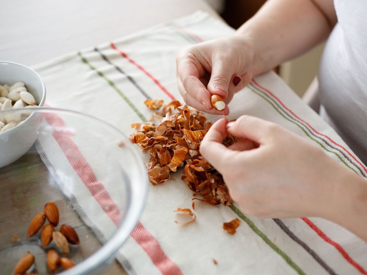 Pelar almendras crudas