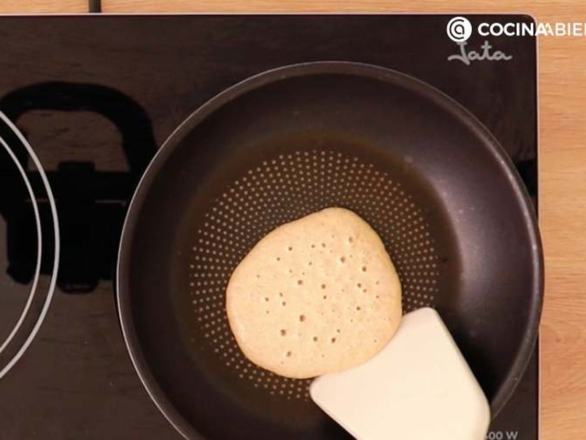 Vierte la mezcla en una sartén antiadherente