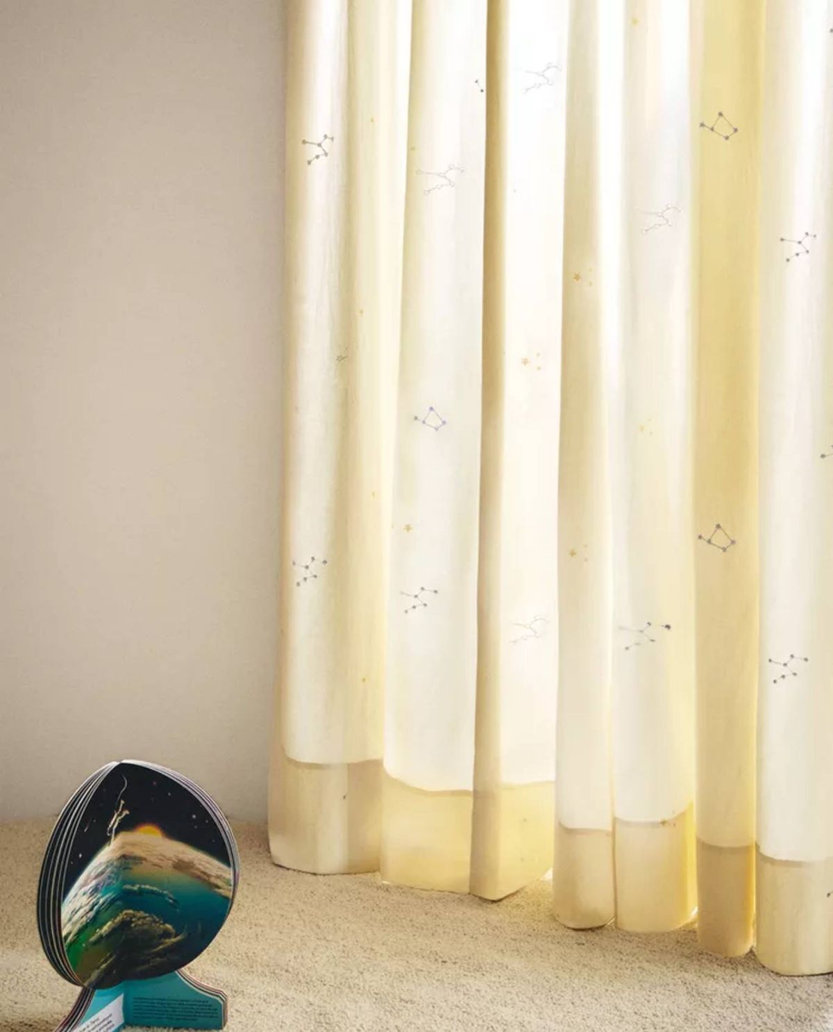 Cortina infantil de la colección GLOW IN THE DARK.