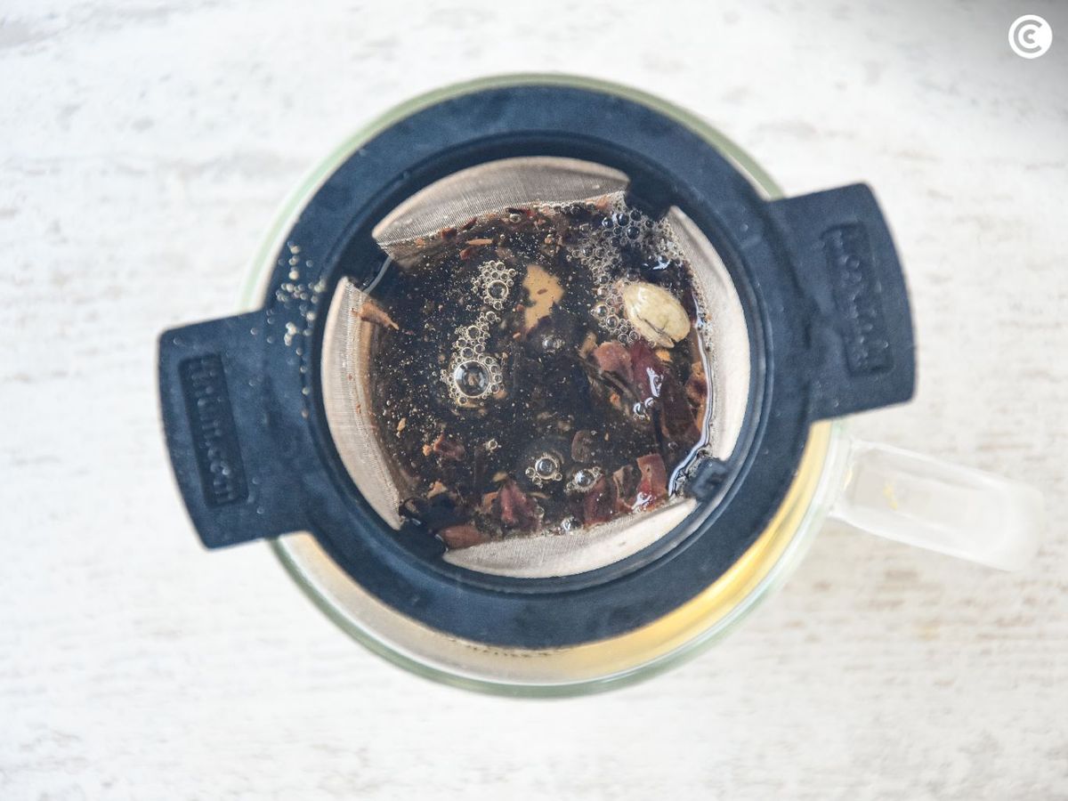 Preparar el té especiado para el chai latte