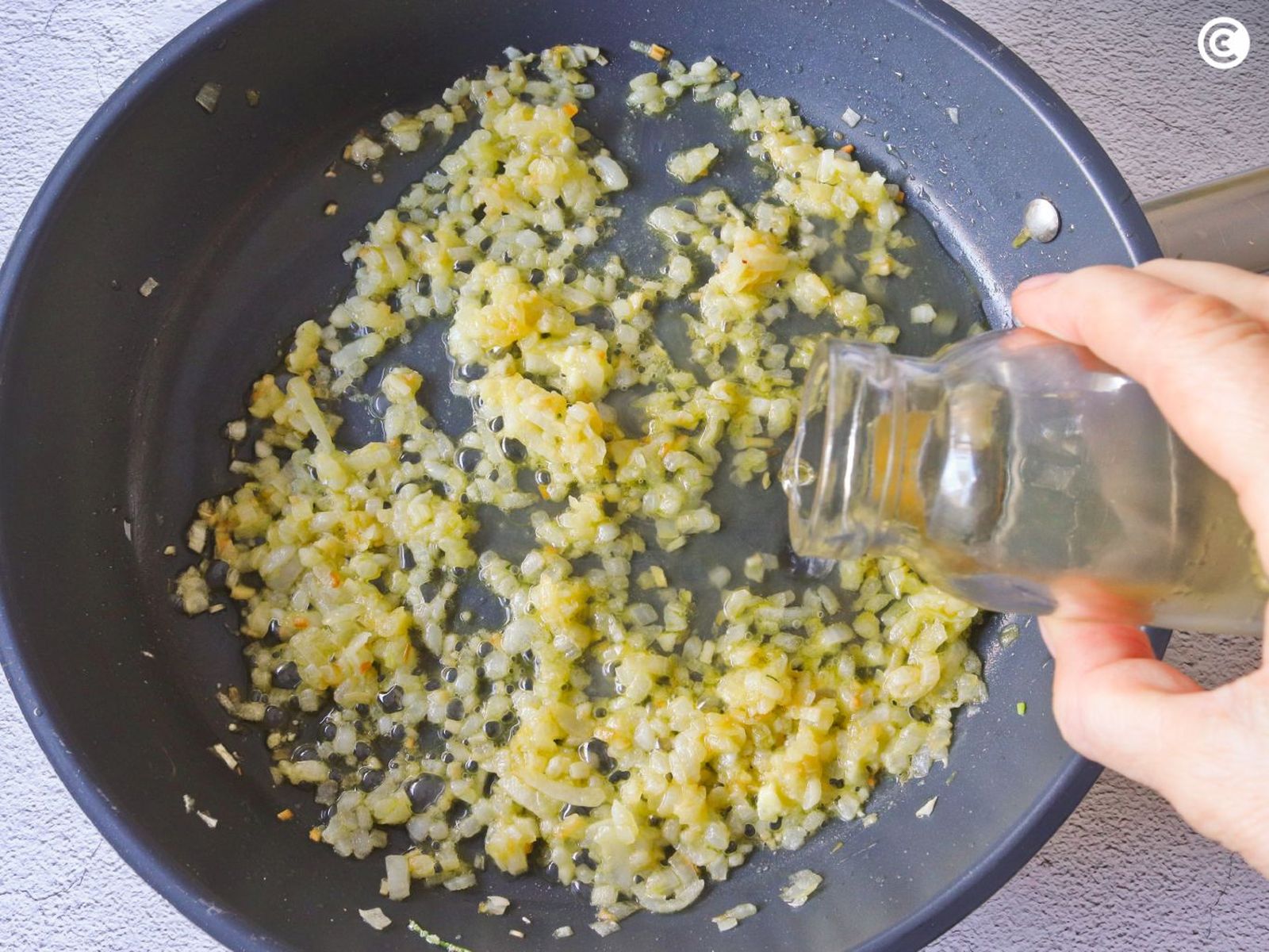 Agregar vino blanco para el rape en salsa verde