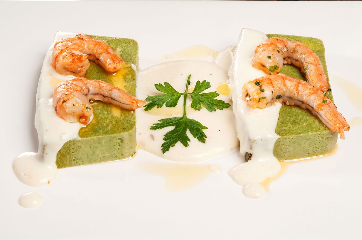 1736 Pastel de espinacas con langostinos y bechamel (920) xl