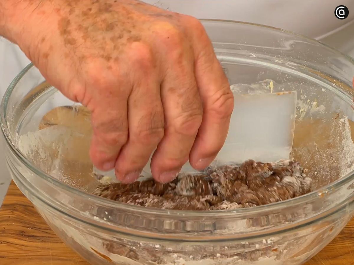 Mezcla los ingredientes, amasa ligeramente y estira la masa