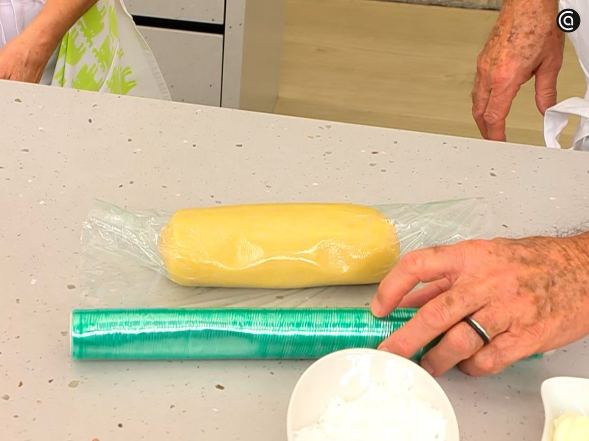 Mezcla los ingredientes, forma una masa y envuélvela en film