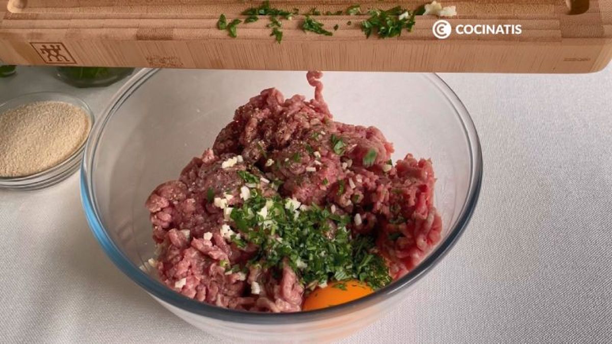 Preparamos la masa de las albóndigas