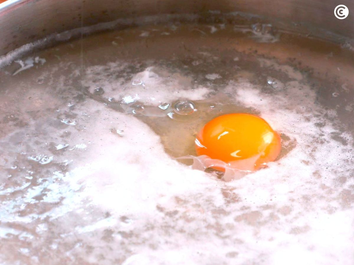 Escalfar huevos para los huevos benedict