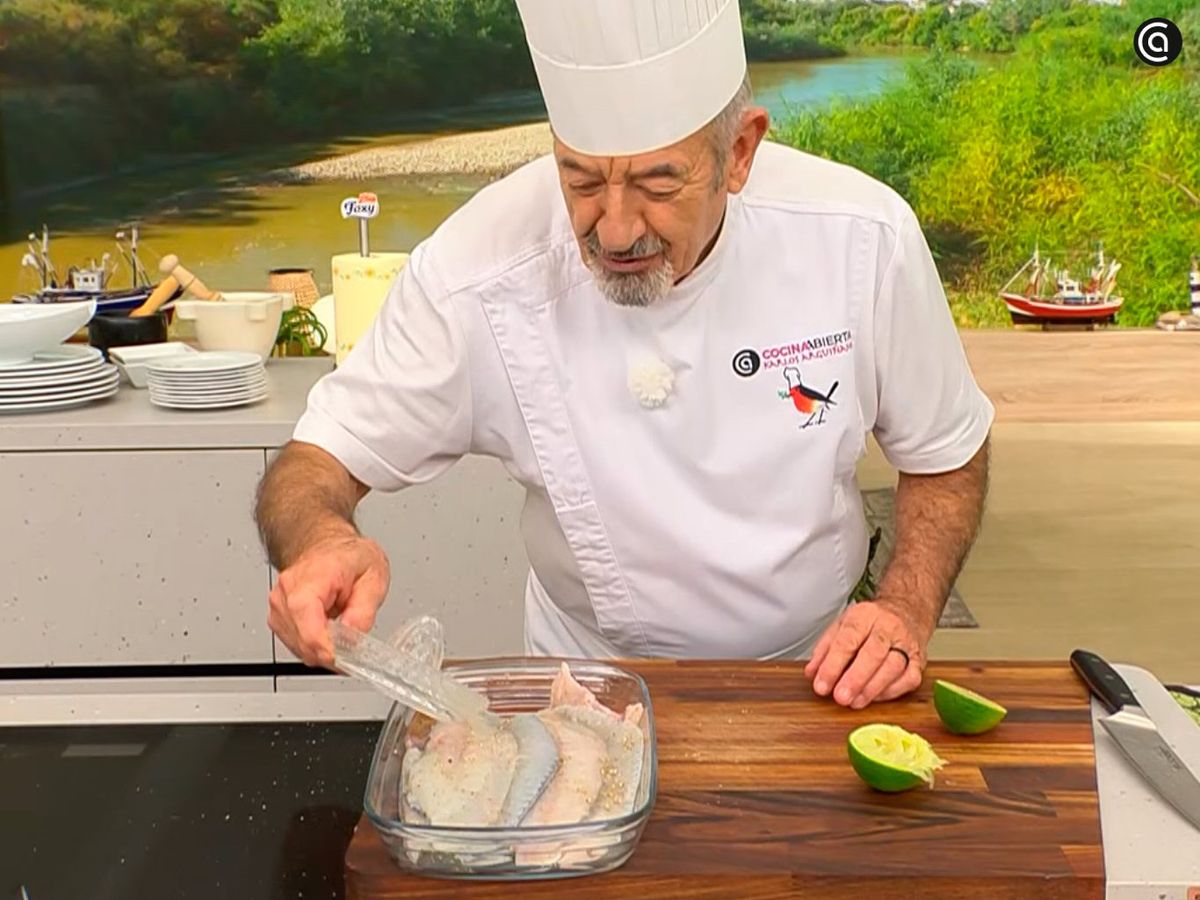 Coloca los filetes de rodaballo en un recipiente y marínalos con limón