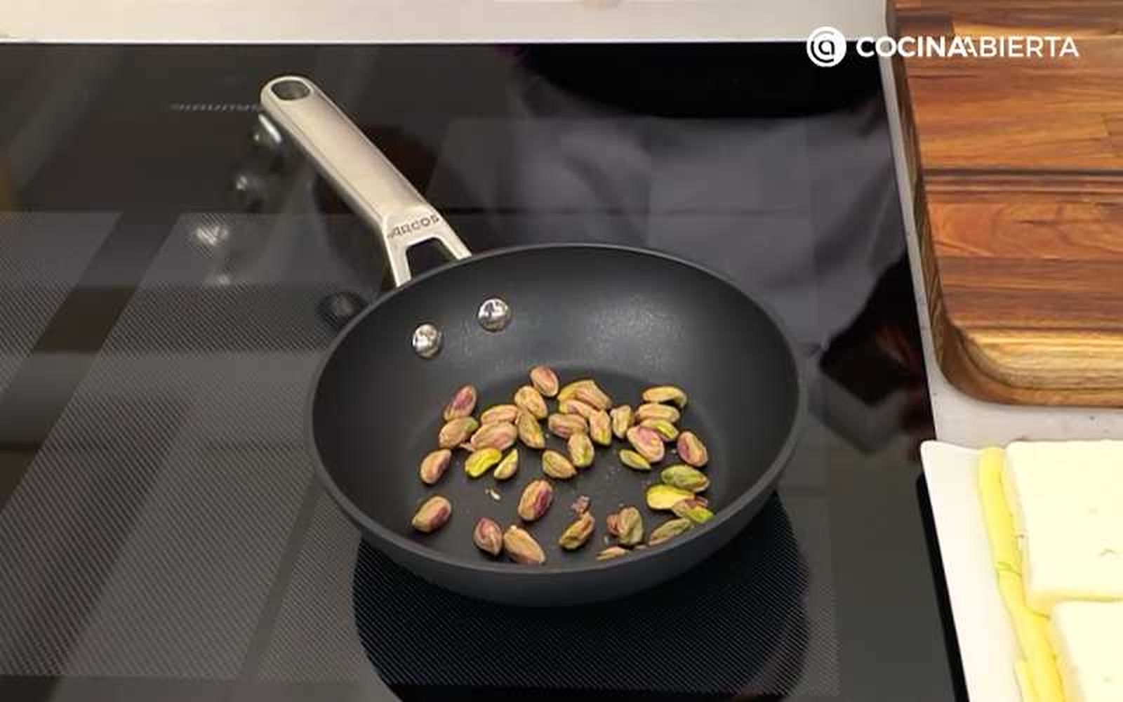 Tuesta los pistachos a fuego medio Tuesta los pistachos a fuego medio