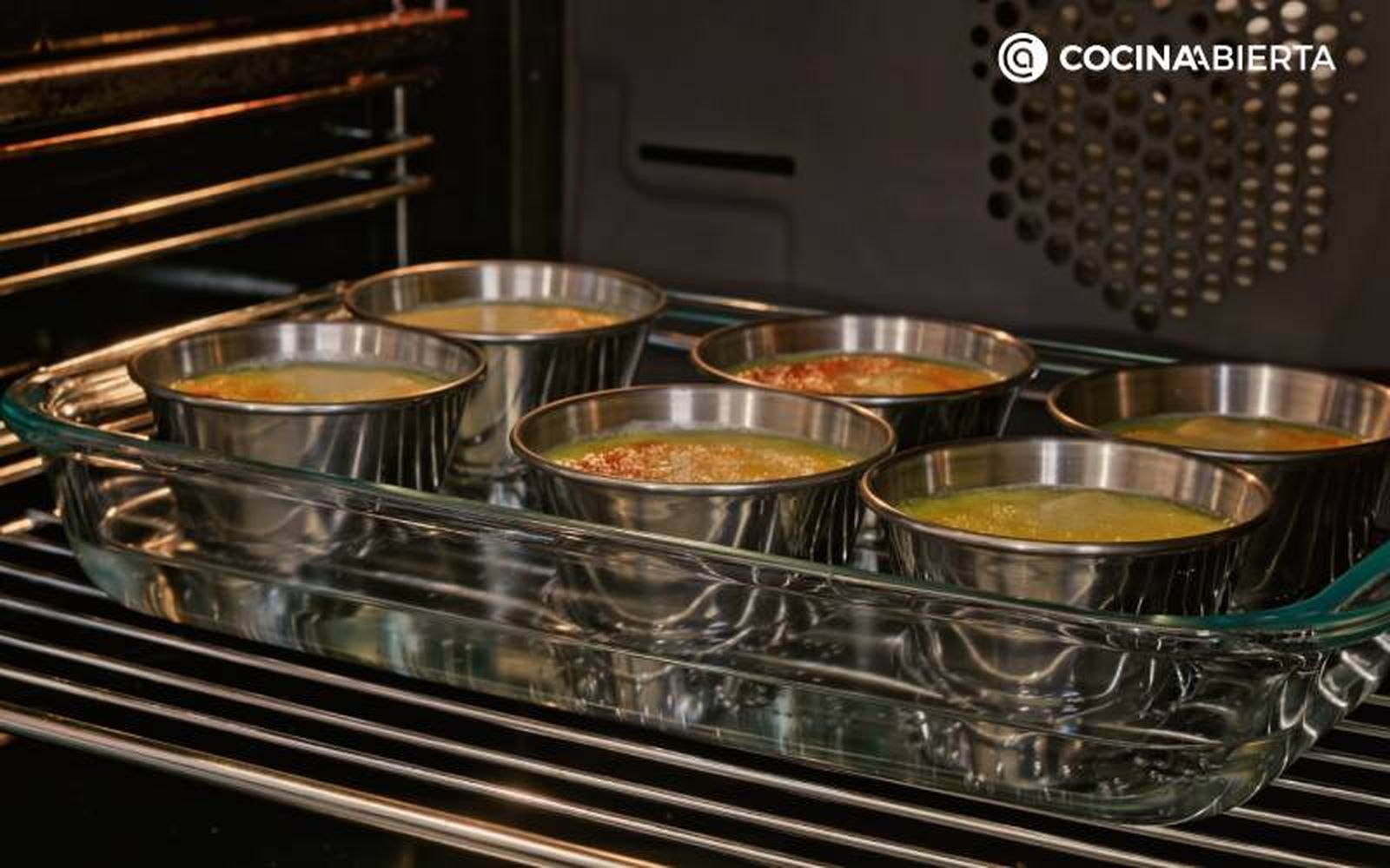 Elaboración de la receta de flan de queso de cabra - Hornea los flanes Elaboración de la receta de flan de queso de cabra - Hornea los flanes