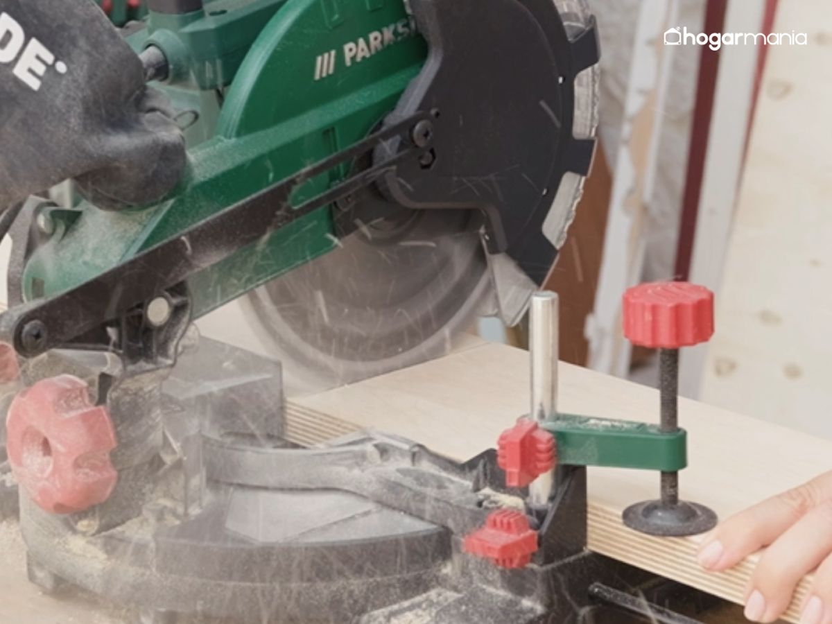 Corta las piezas del tablero con la sierra para conseguir un acabado limpio y preciso.