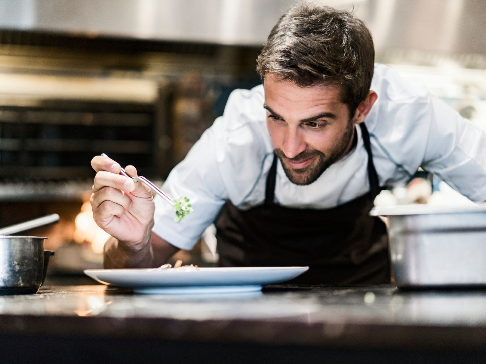 La ejecución diaria y el dominio de la técnica forman parte del oficio del cocinero en una cocina profesional.