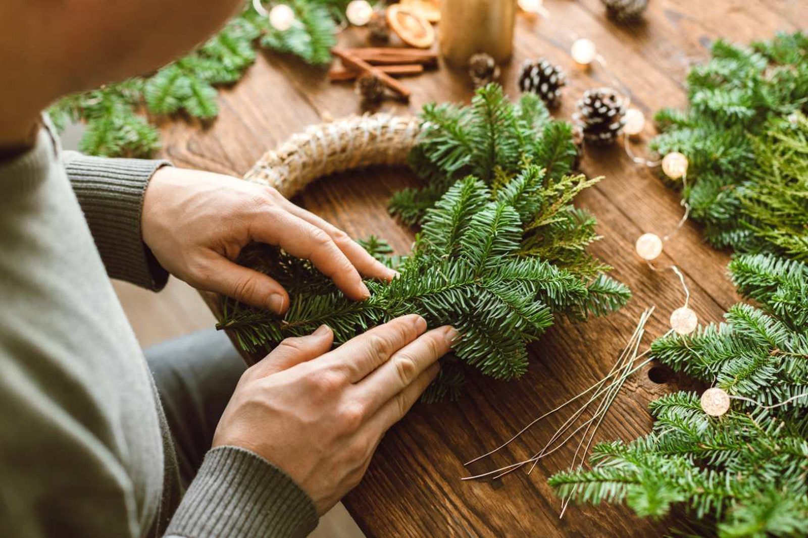 Las coronas navideñas añaden color y un toque especial al hogar