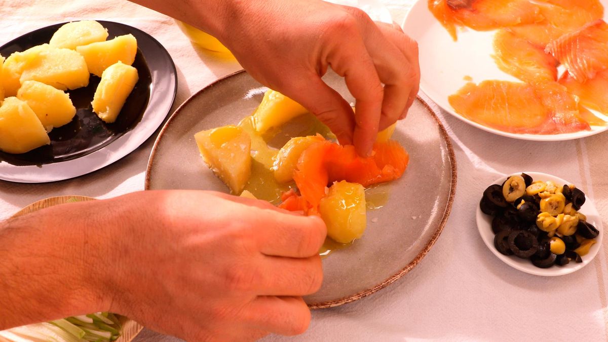 Ensalada de salmón ahumado con patatas   Paso 3