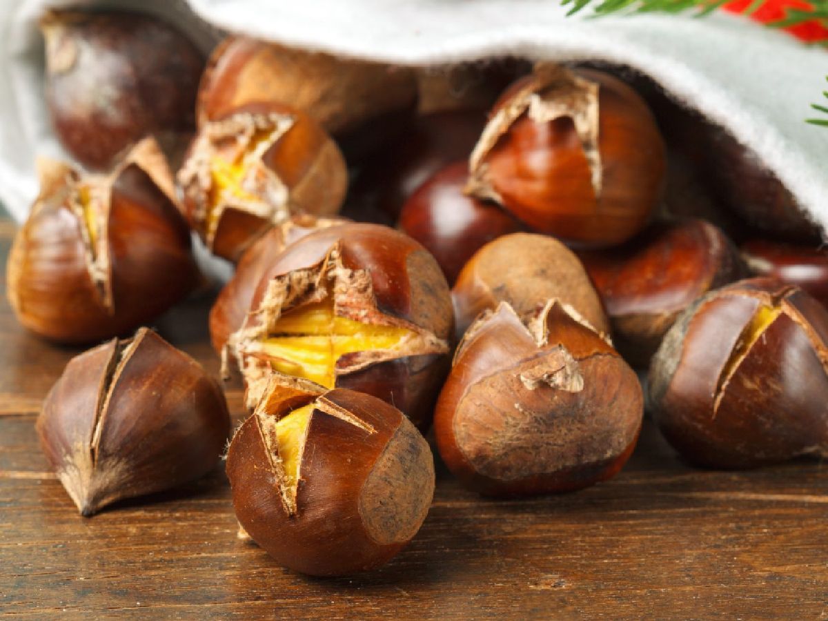 El paso clave antes de cortar las castañas es hacerles un corte en cruz