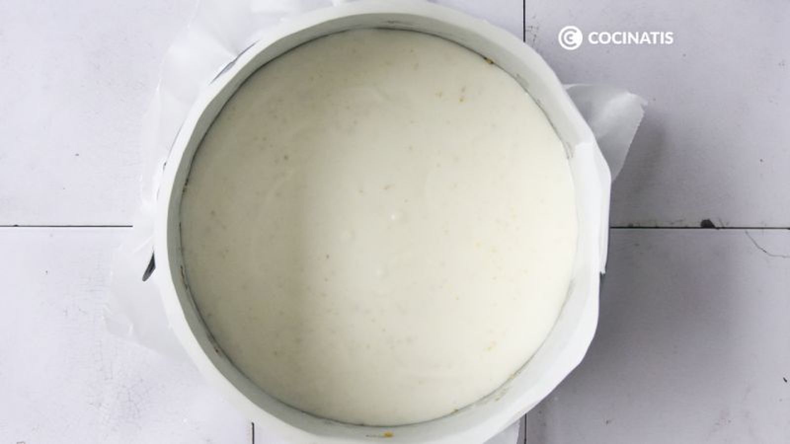 Masa de tarta de queso fresco en el molde Masa de tarta de queso fresco en el molde