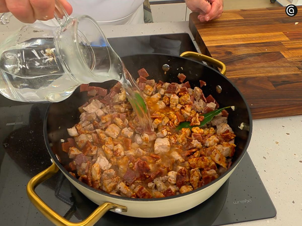 Añade la harina, cocínala y cubre con agua hasta que la salsa espese