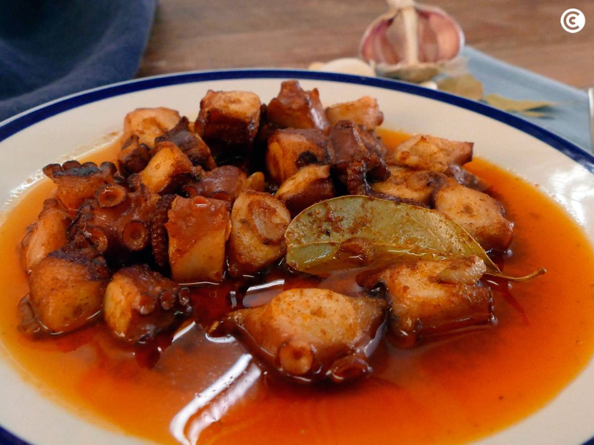 Sirve el pulpo con sal gorda por encima