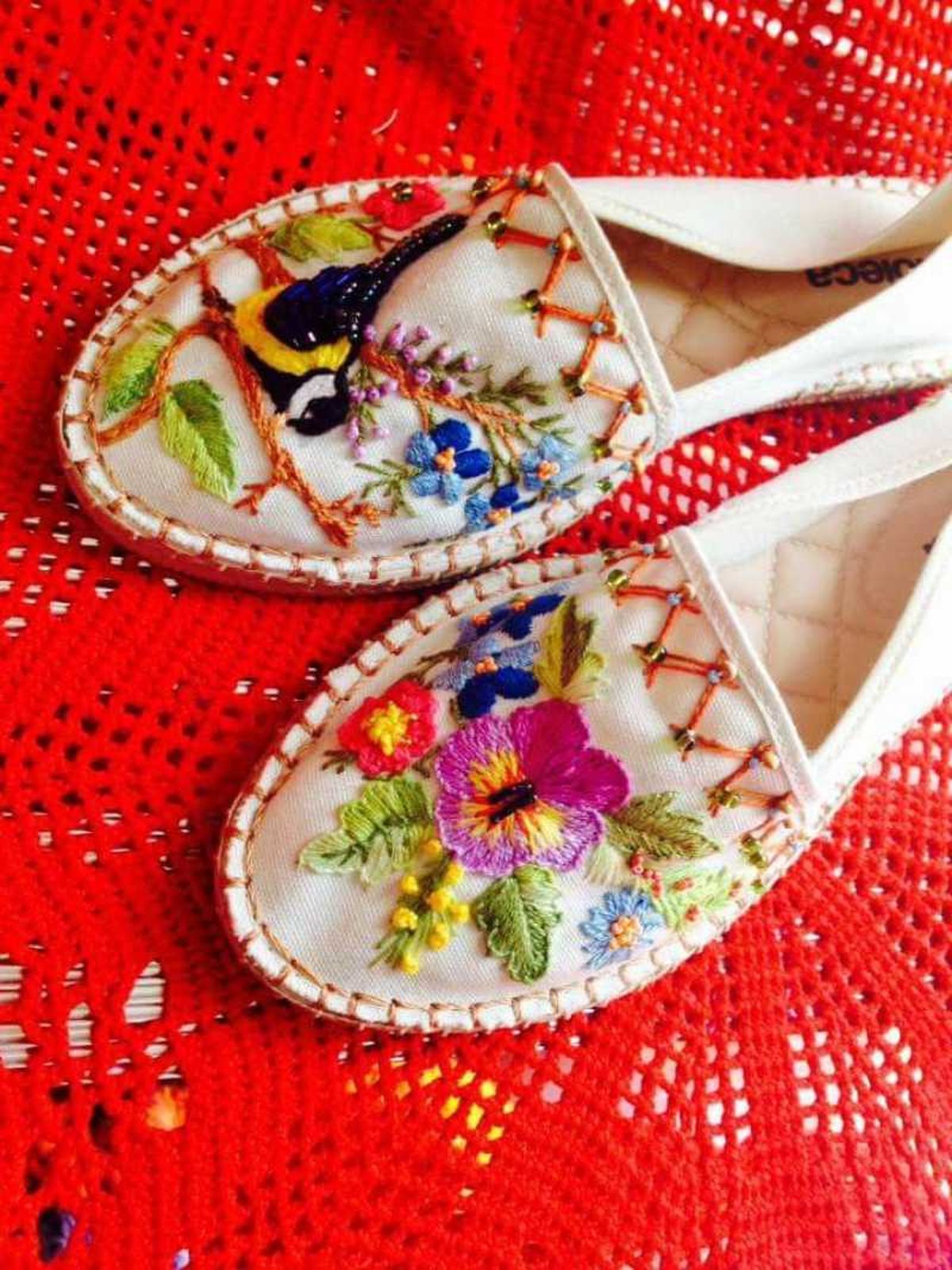Alpargatas con bordados florales y naturales.
