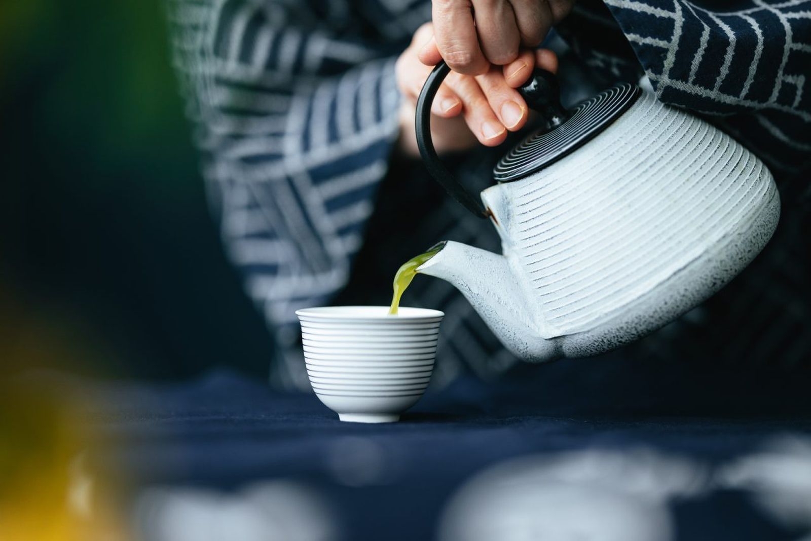 Prepara unas ricas infusiones en una tetera limpia y reluciente