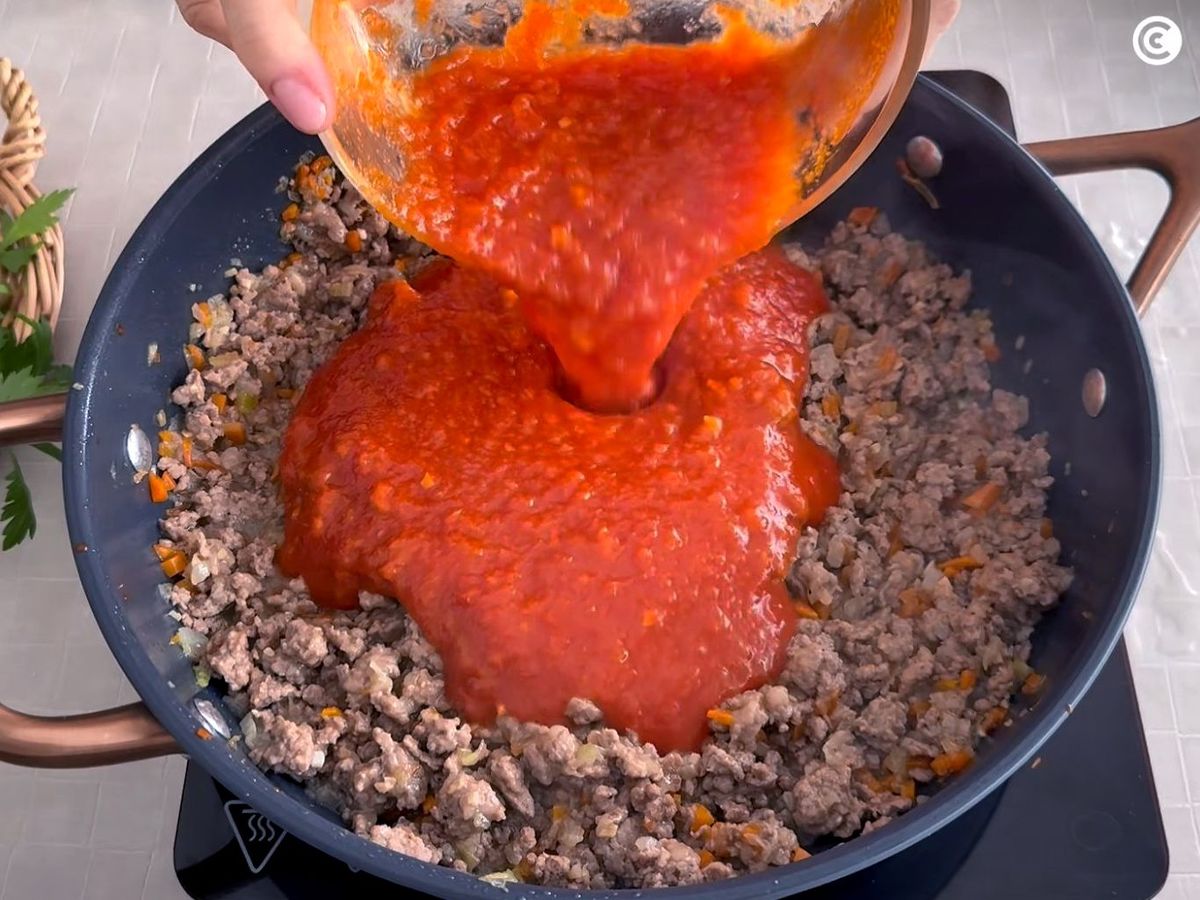 Preparar la carne picada con tomate para la lasaña de berenjena