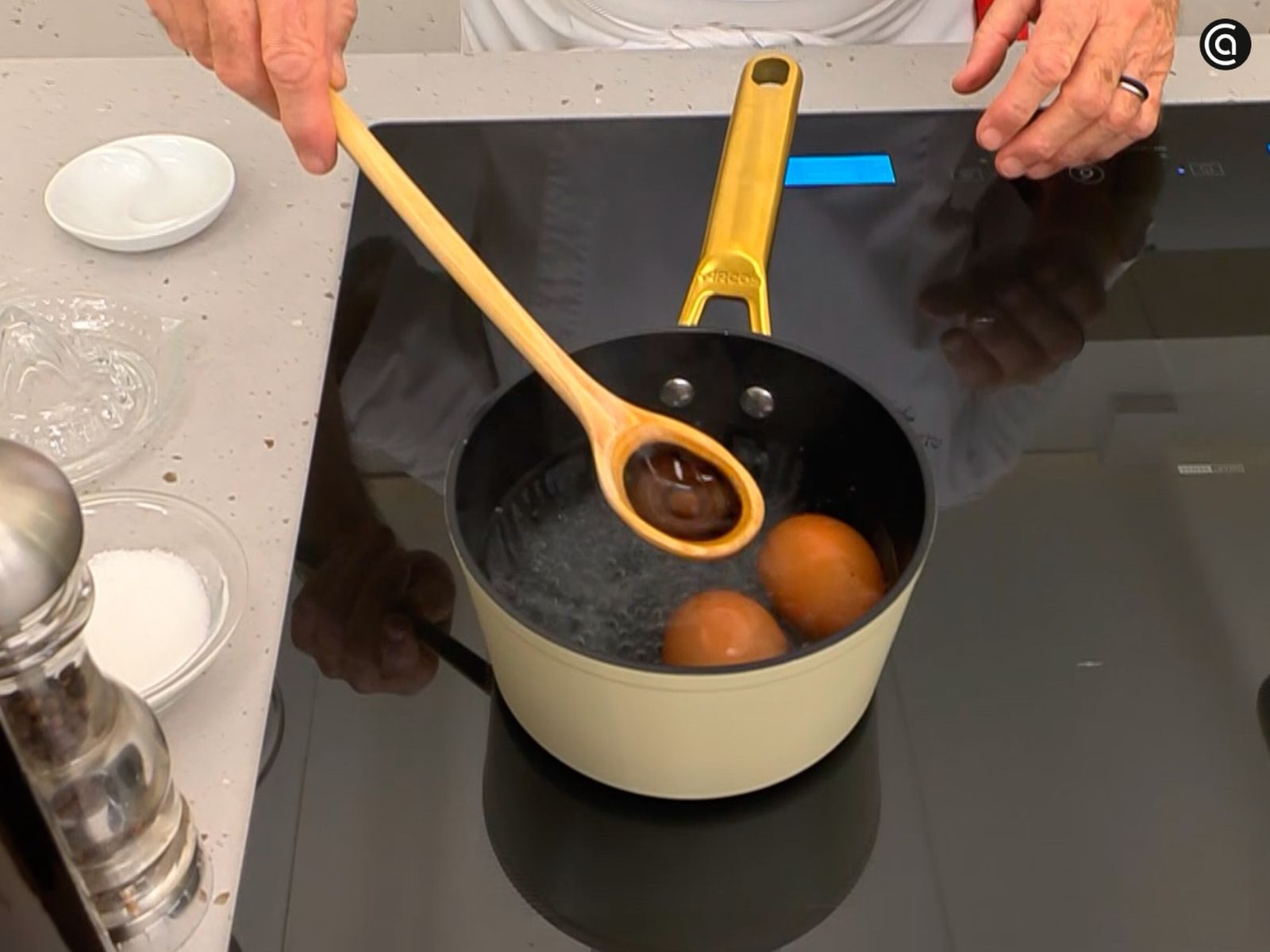 Pon los huevos a cocer y, cuando estén listos, pélalos