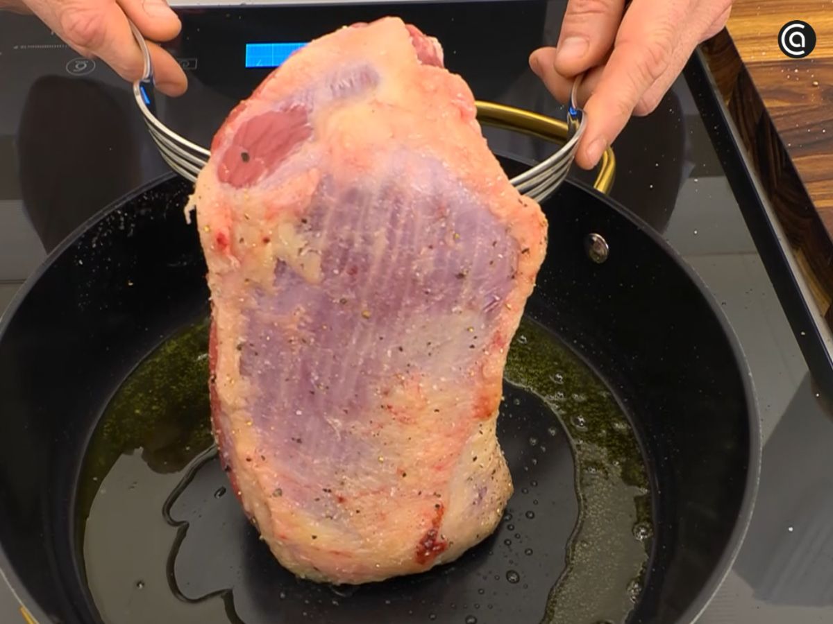 Sellamos la carne de manera homogénea por todos los lados.