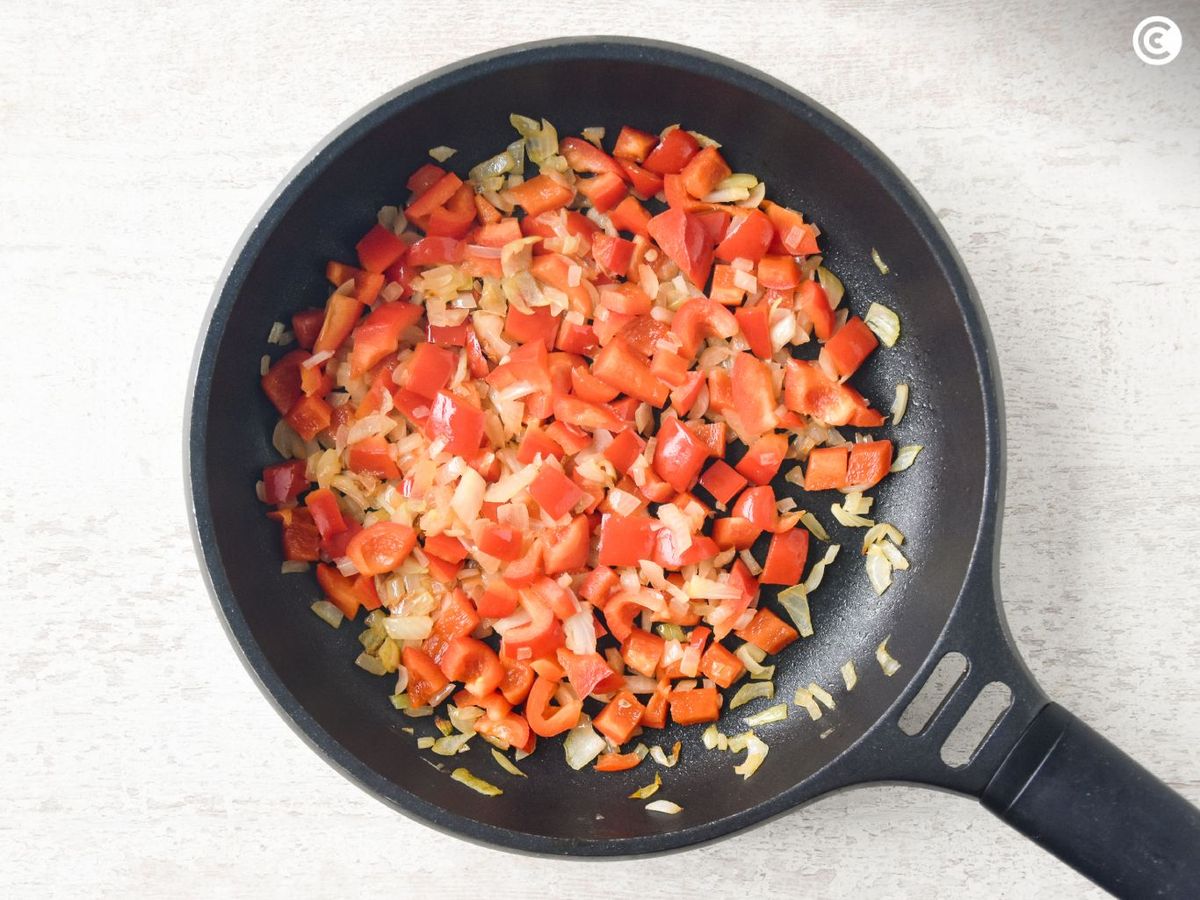Freír el pimiento rojo en dados para el pisto con huevo