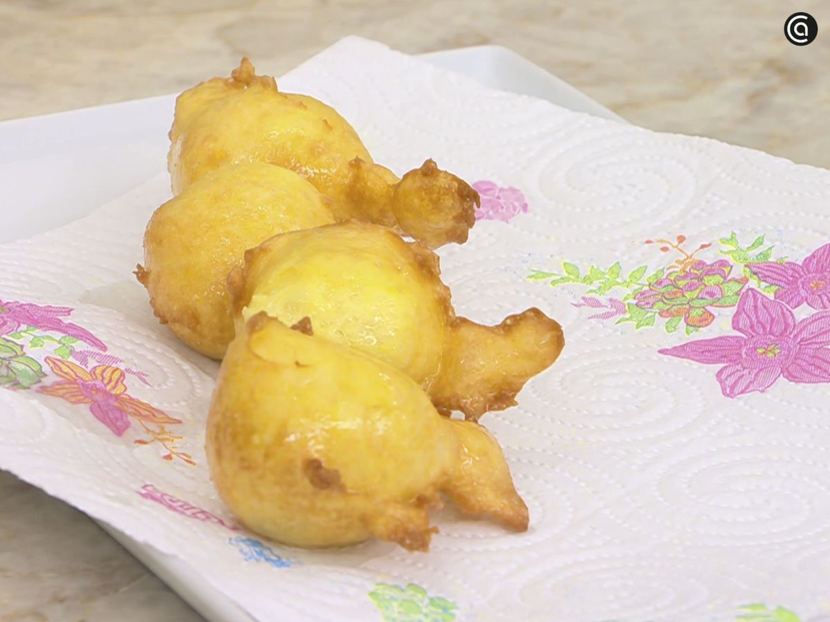 Escurre los buñuelos en papel de cocina para retirar el exceso de aceite