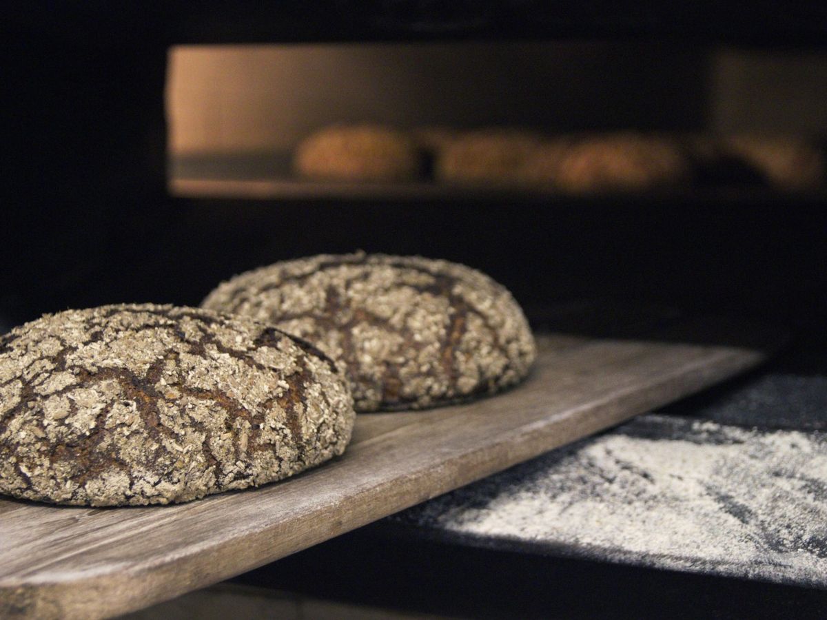 Ruisleipä tradicional saliendo del horno de leña.