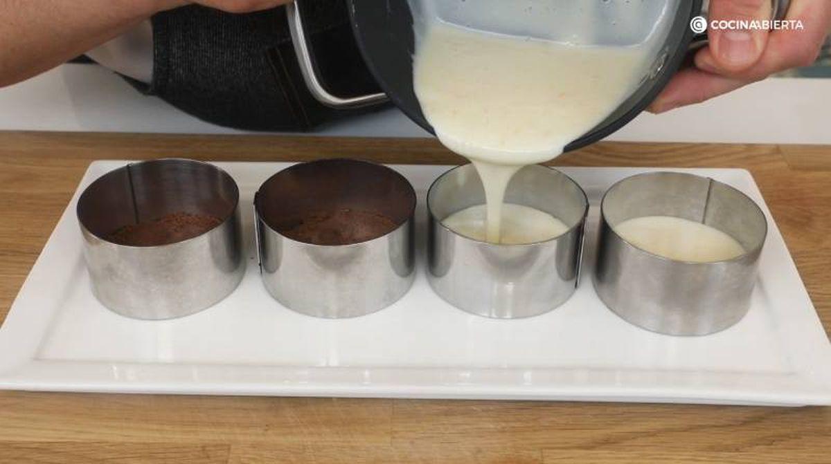 Rellena los moldes de la tarta