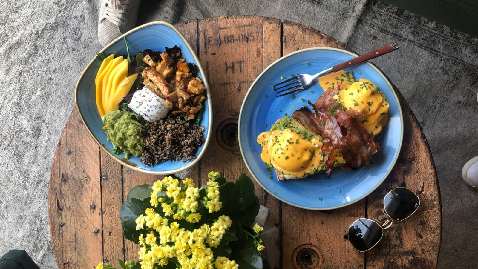 Inspírate en el brunch de Zenith Madrid: huevos benedictinos con bacon crujiente y un bowl saludable con quinoa.