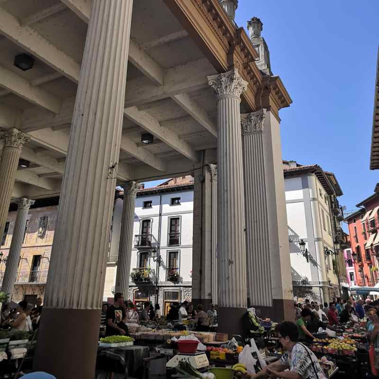 La singular estructura de hormigón que cubre el mercado fue construida en 1925 La singular estructura de hormigón que cubre el mercado fue construida en 1925