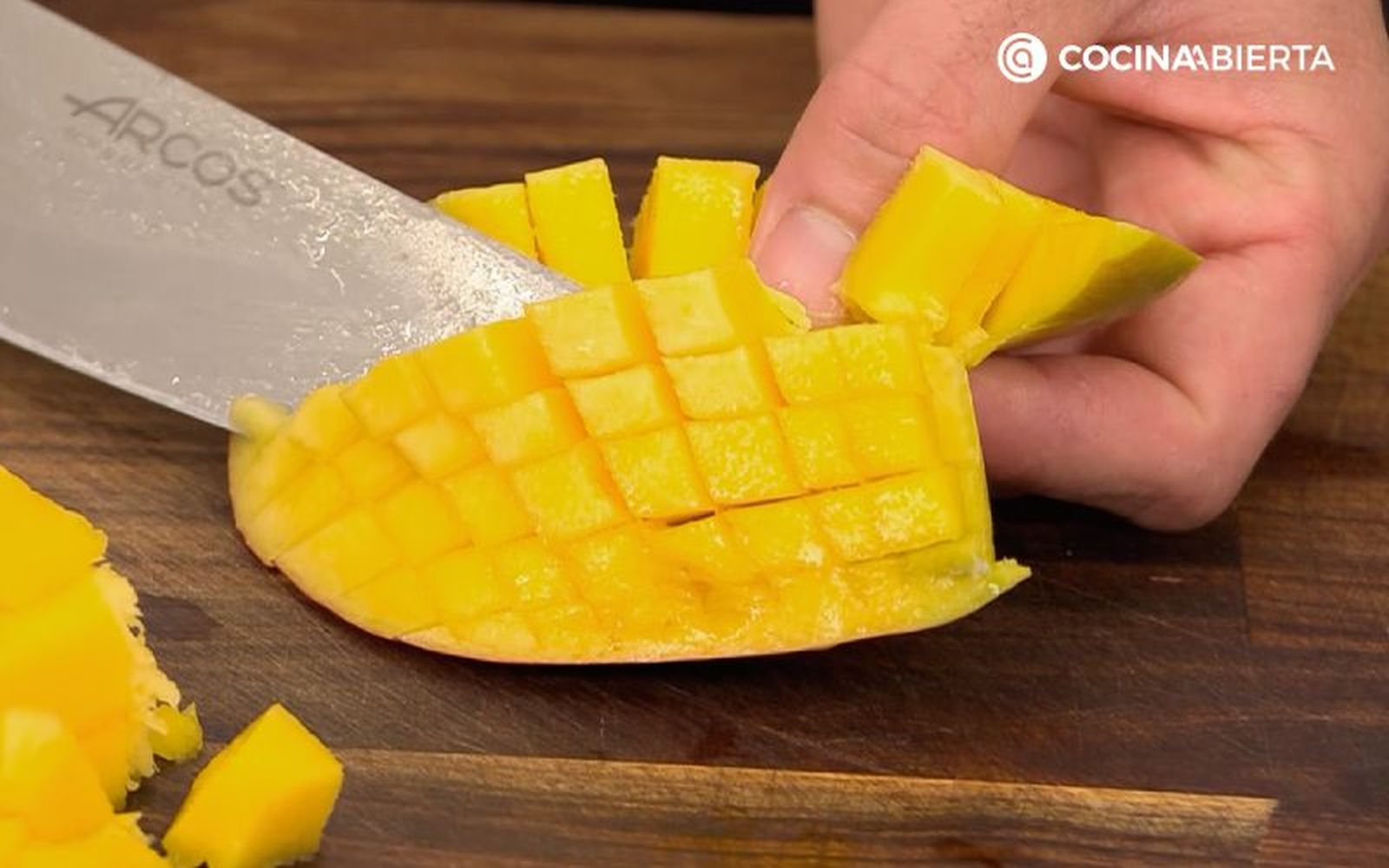 Reserva el mango cortado en daditos Reserva el mango cortado en daditos