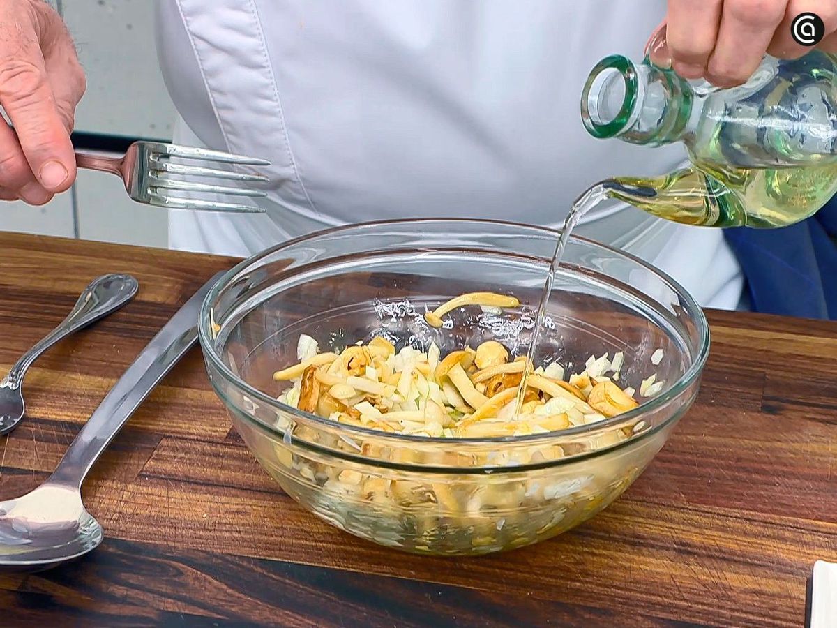 Prepara la vinagreta templada para el brócoli al vapor