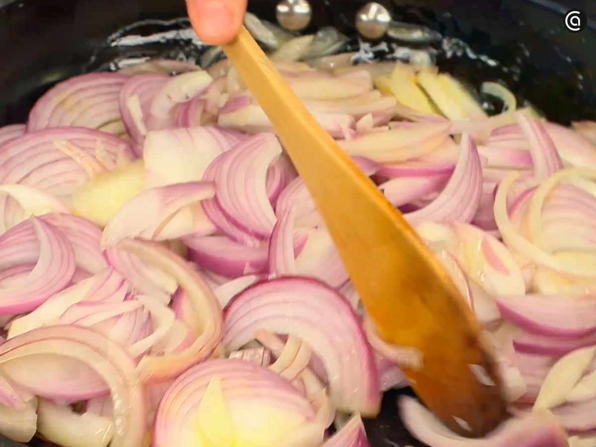 Pica la cebolla en juliana y cocínala hasta que se caramelice