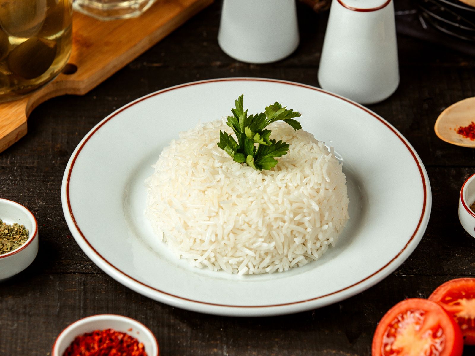 Arroz blanco recién cocido y listo para acompañar tus platos favoritos. Arroz blanco recién cocido y listo para acompañar tus platos favoritos.