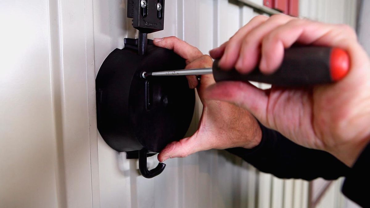 Cambiar bombín de puerta de garaje paso 6