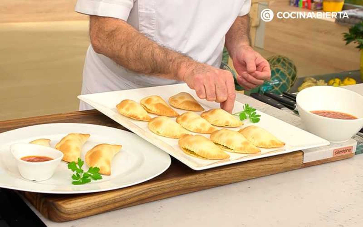 Sirve y decora las empanadillas de espinacas y huevo