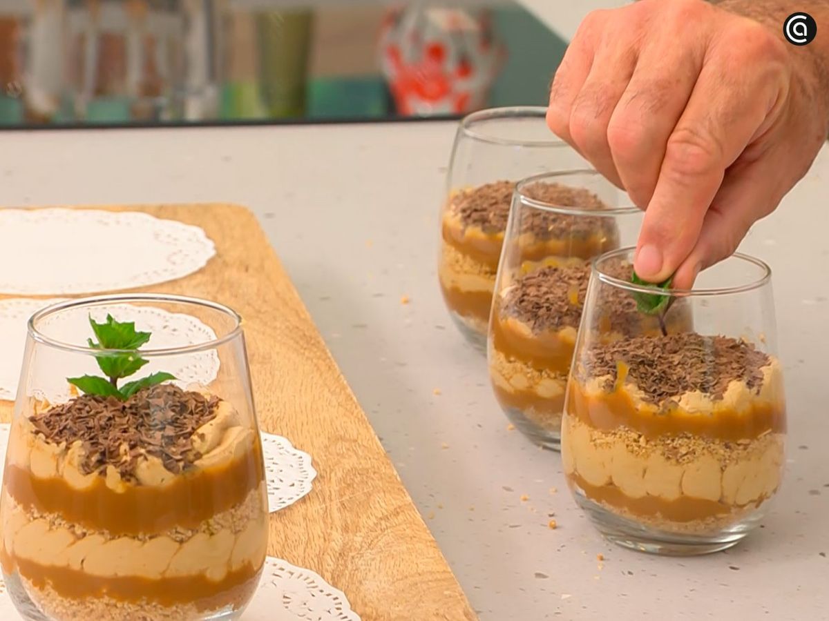 Ralla chocolate y espolvoréalo por encima