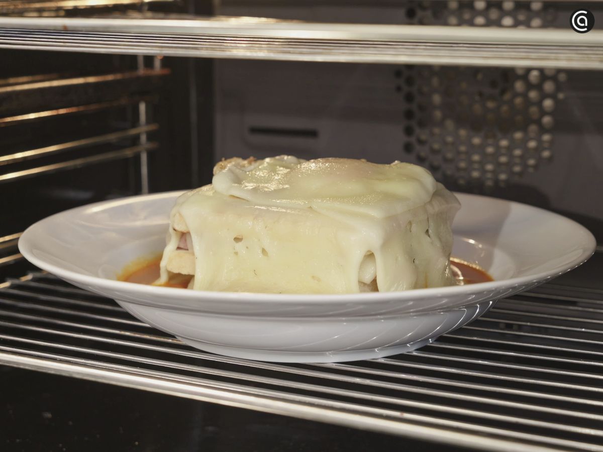 Gratina el sándwich hasta que el queso se derrita