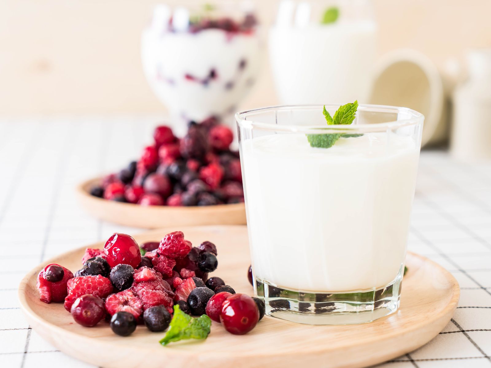 Los frutos rojos son ideales para preparar batidos tanto con kefir como con yogur. Los frutos rojos son ideales para preparar batidos tanto con kefir como con yogur.