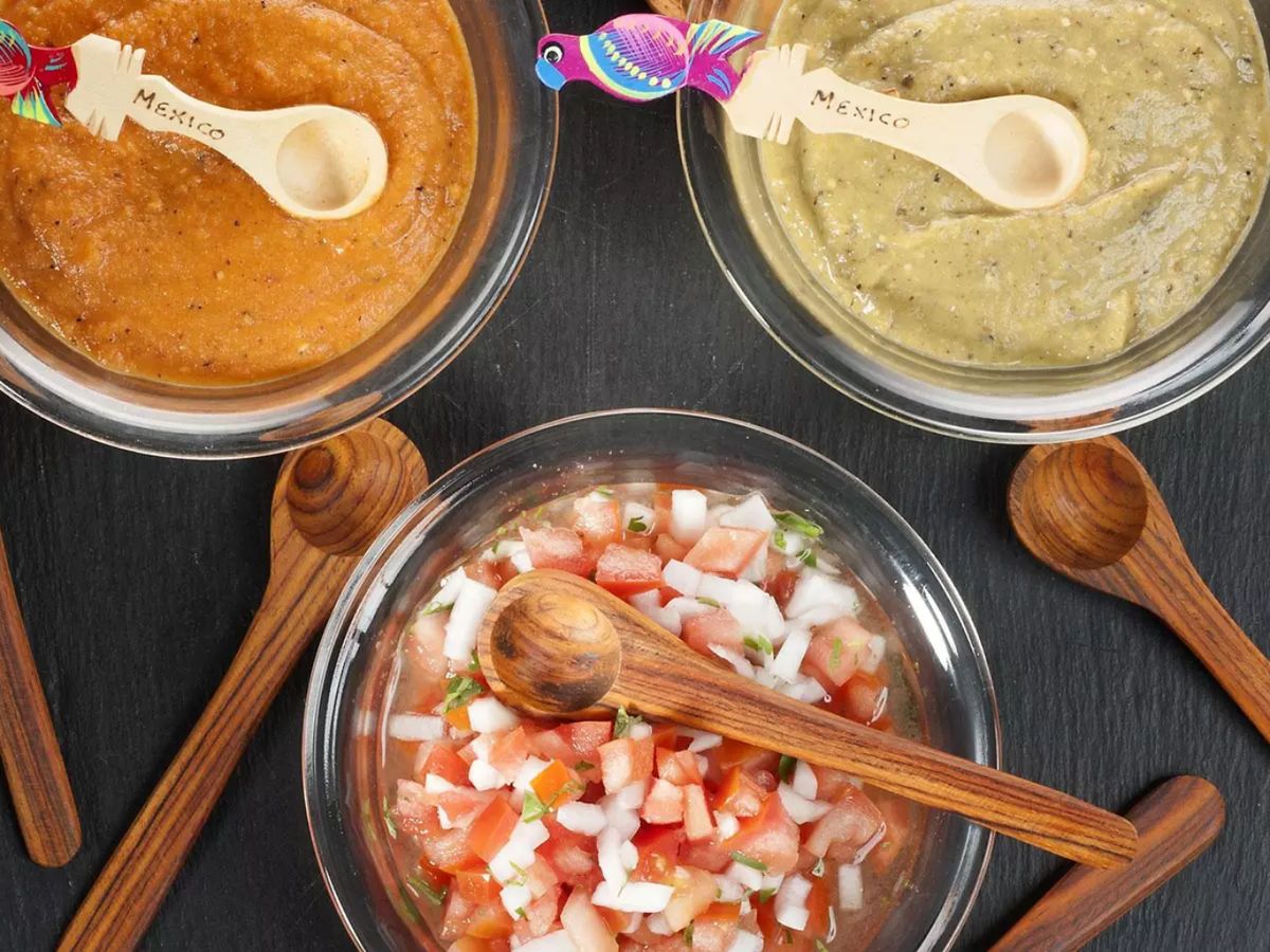 Salsas mexicanas tradicionales: salsa roja, salsa verde y pico de gallo, imprescindibles para acompañar unas buenas fajitas.